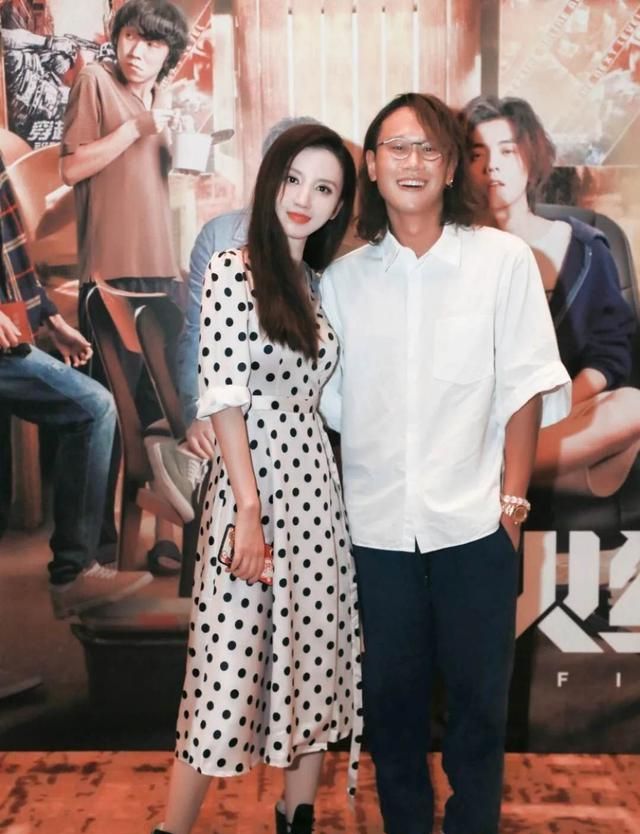 张萌穿碎花裙走机场!总裁老公穿衣朴素,一脸憨厚像宅男