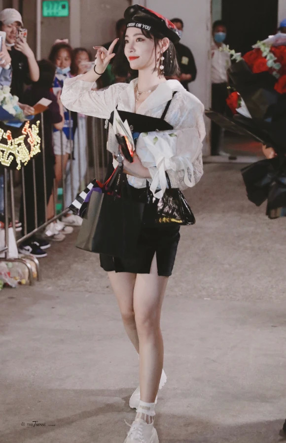 许佳琪翻车最严重的一次?穿无痕裤暴露"莲藕腿",我脱粉了