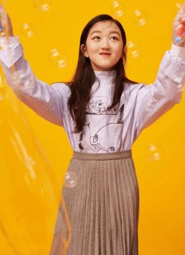 作为娱乐圈的星二代,李嫣的关注度甚至比一些明星还要高,而且才14岁的