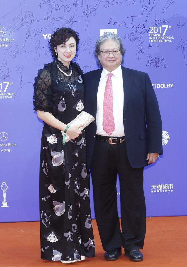 洪金宝小13岁混血娇妻太美,穿泡泡纱旗袍好富态,深眼窝太有韵味