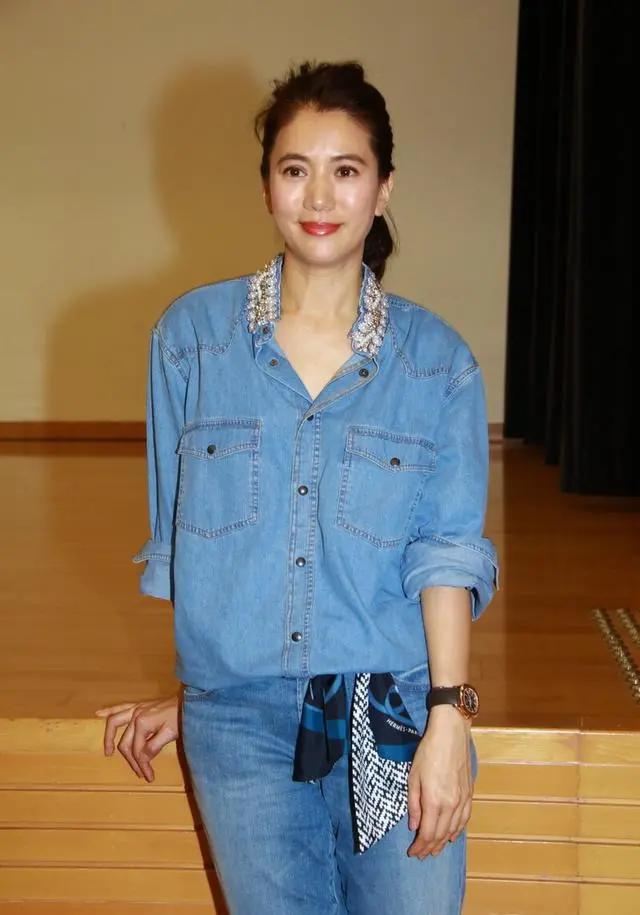 袁咏仪的颜值真让人羡慕,虽然脸上泛着油光,但气质真挺高的