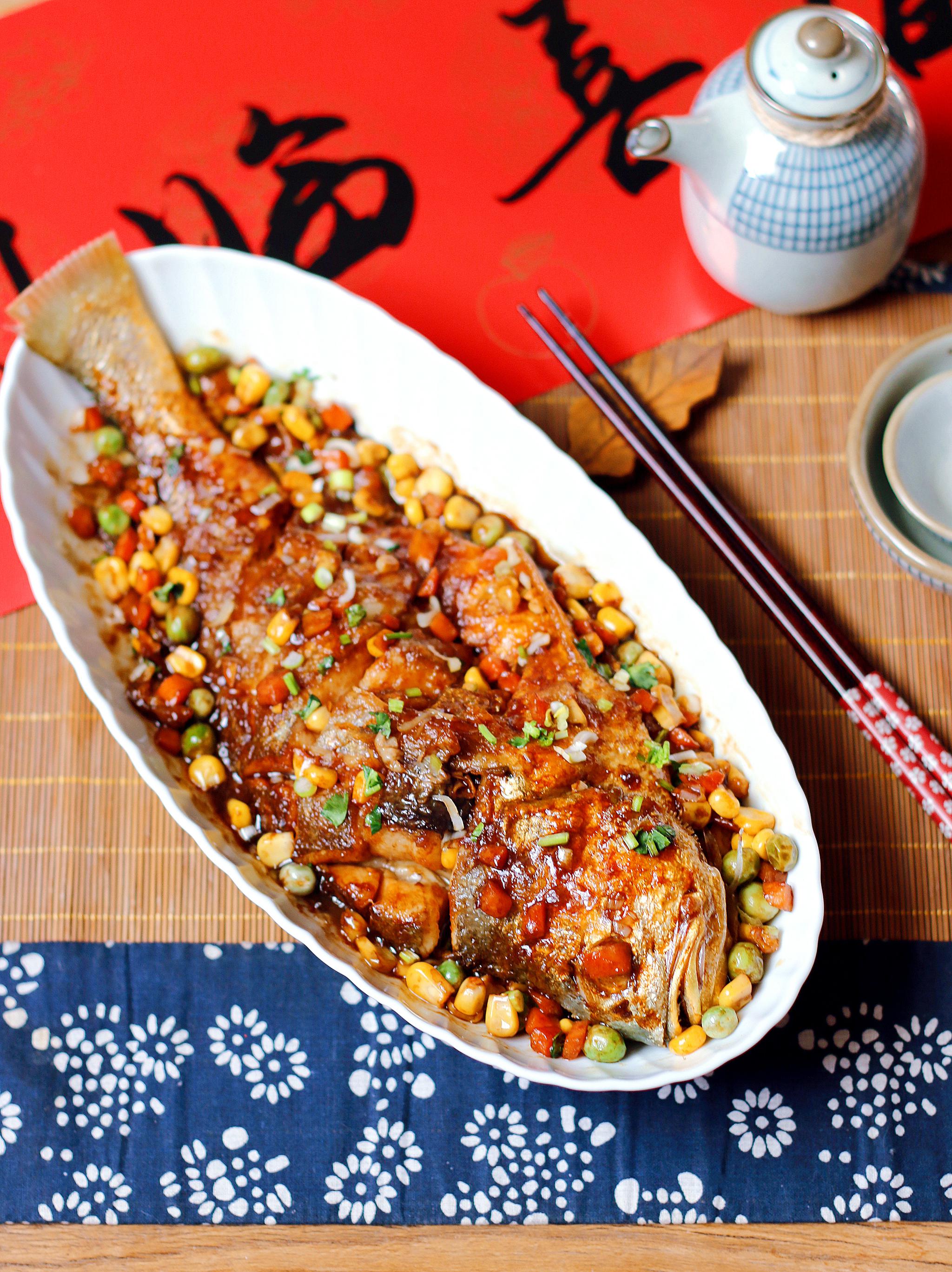 端上这道菜年味儿就浓了什锦红烧鱼鲜嫩不腥我家每年必做