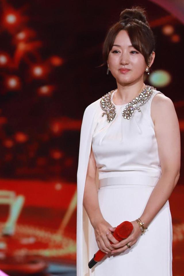 杨钰莹老了,穿露肩裙意外暴露发福身材,49岁"大妈感"十足