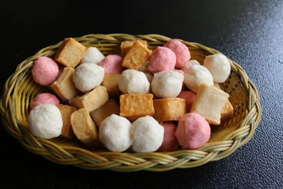 涮完肉后,还有饱腹大队助阵丸类拼盘里的鱼豆腐,虾肉丸,鱼肉丸,蟹棒q