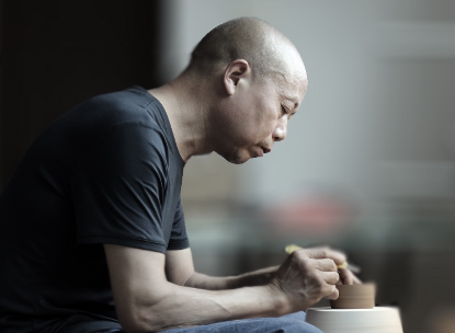 一条生活馆要为大家推荐一套"传世哥窑"仿古瓷器,来自陶瓷大师叶维德