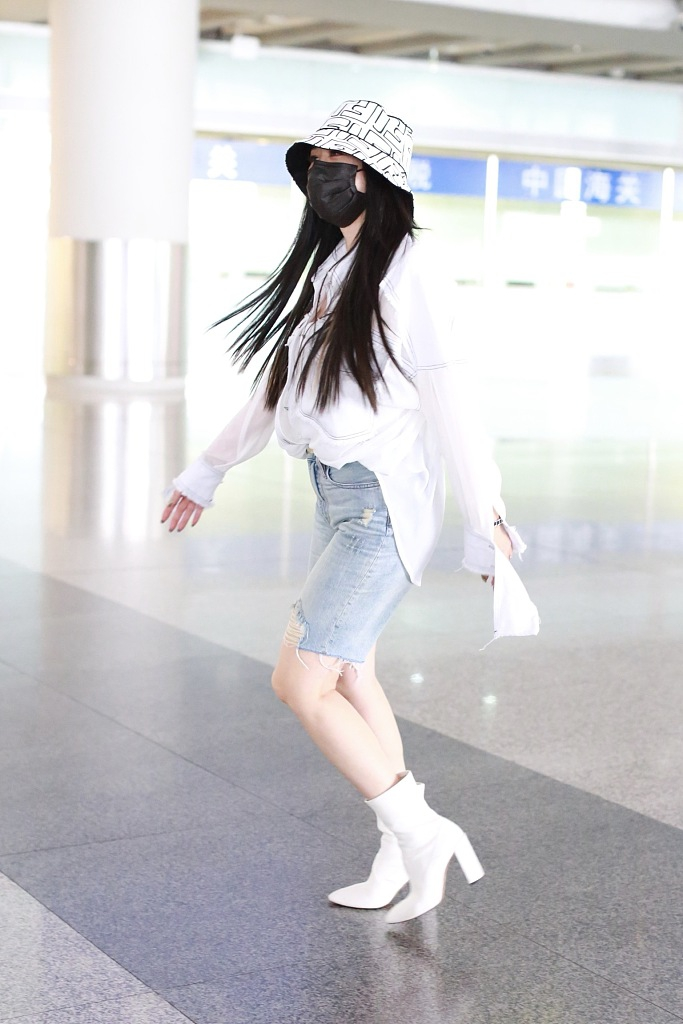 宋慧乔罕见休闲穿搭亮相,黑色外套配牛仔短裤,可惜小腿有点粗