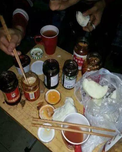 幽默笑话:一个人吃七菜一汤,不要问我为什么,有钱任性