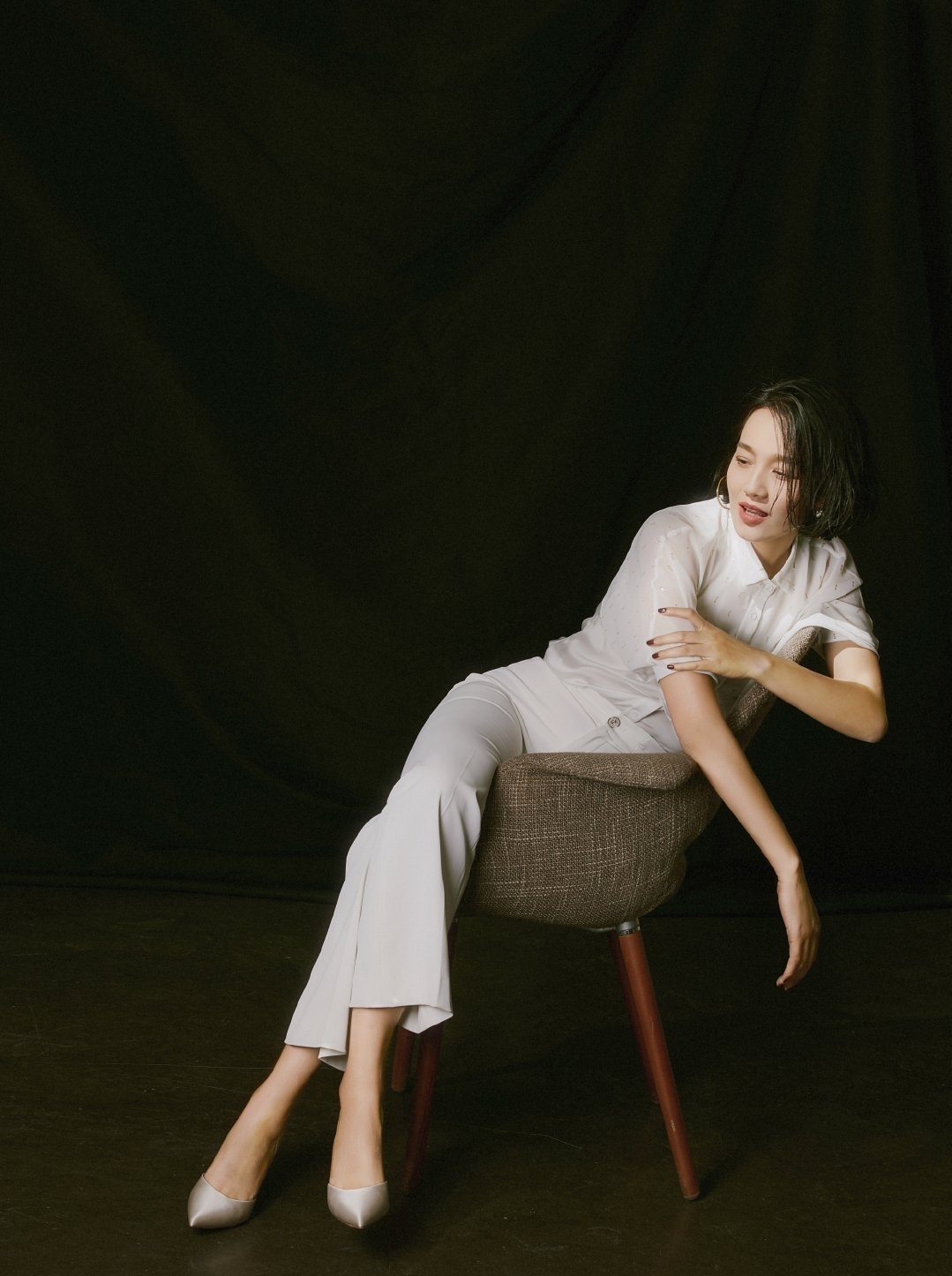 这身材是真实的吗?朱丹穿灰色宽松裙遮孕肚,39岁状态依旧在线