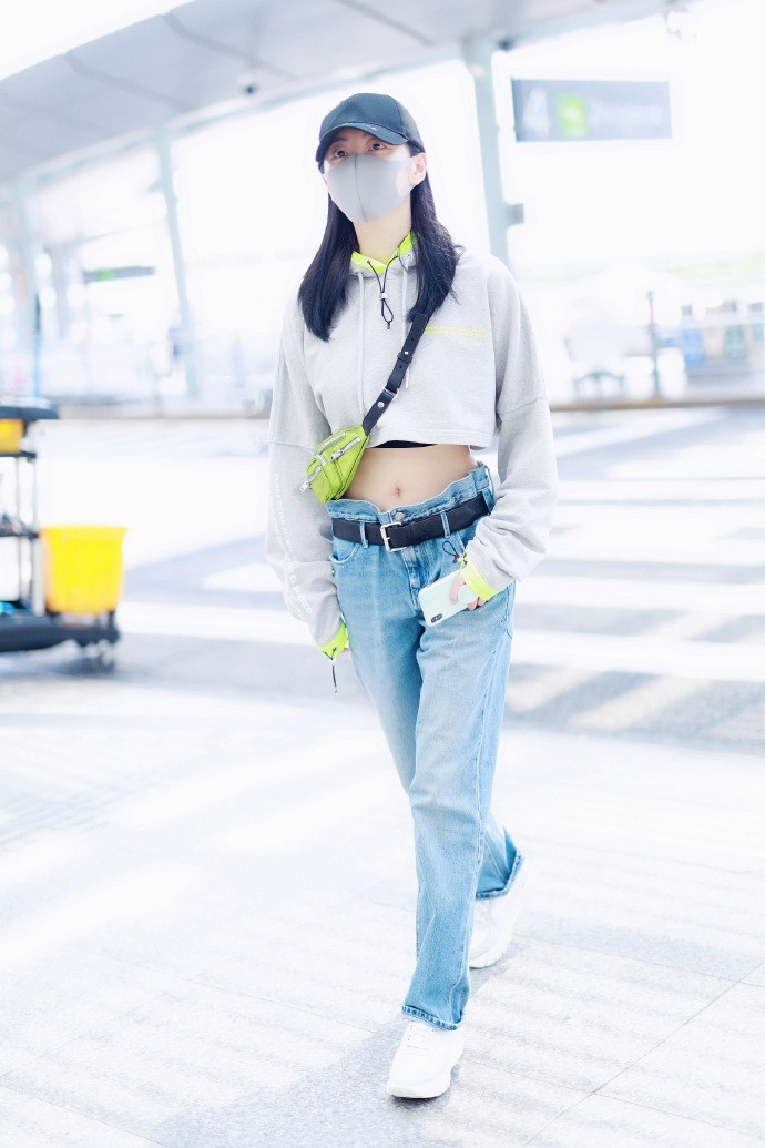 景甜不能再瘦下去了穿牛仔裤扎紧腰带还是很宽配露脐卫衣真潮