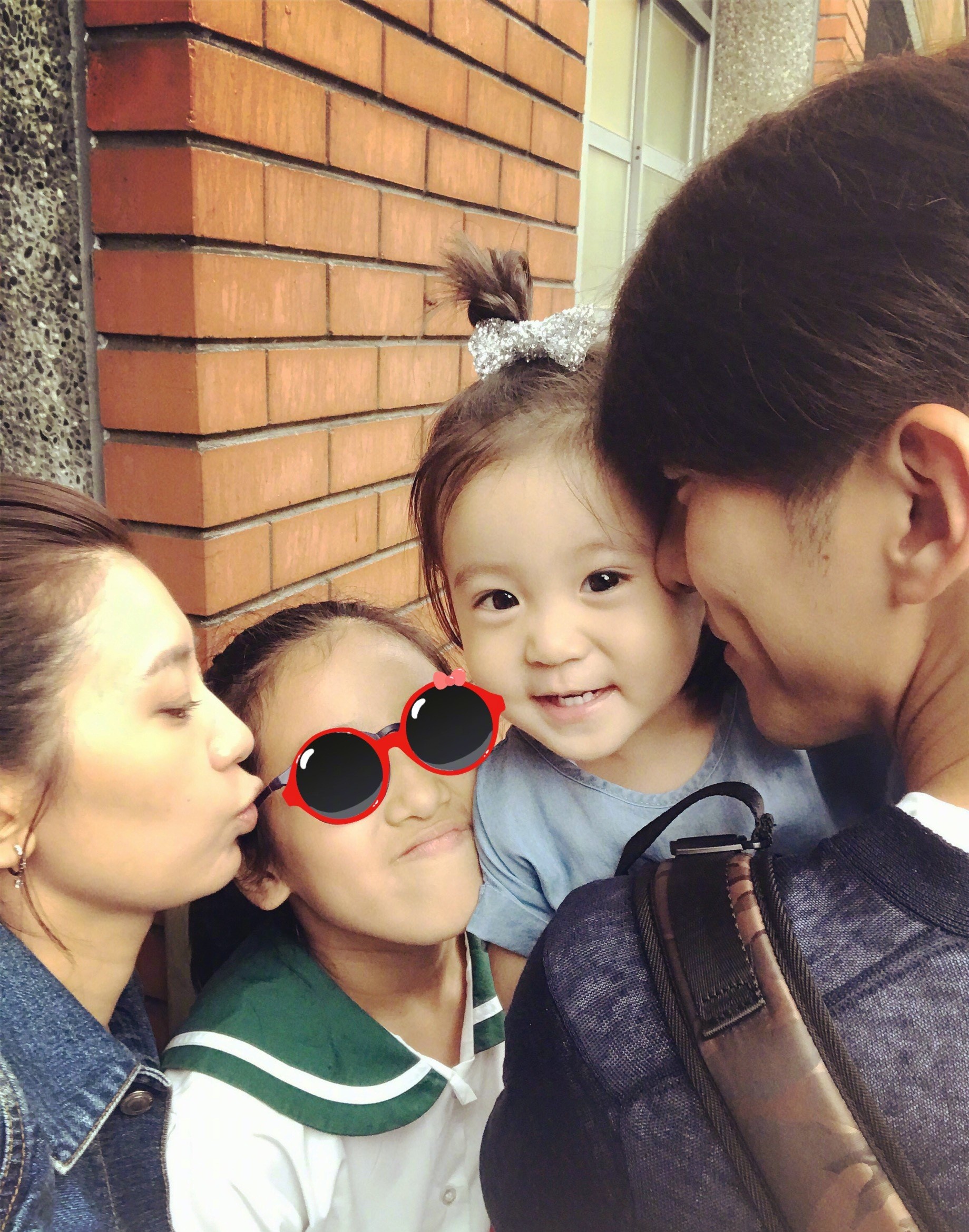 梧桐妹晒咘咘试戴眼镜,文绉绉书生气十足,姐妹俩越来越像|眼镜|姐妹俩