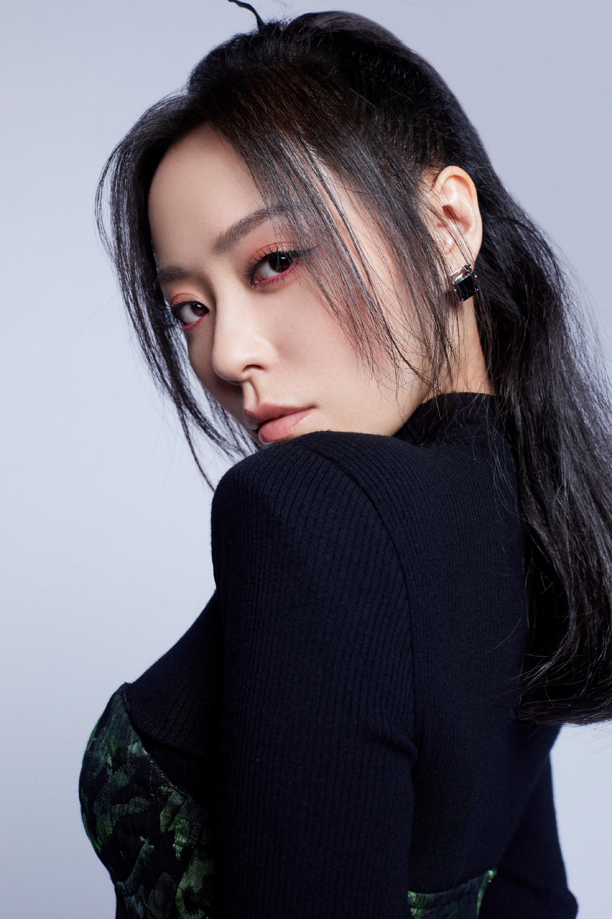 张靓颖真放开了!一袭黑裙大秀优越曲线,直播霸气回怼黑粉太硬核