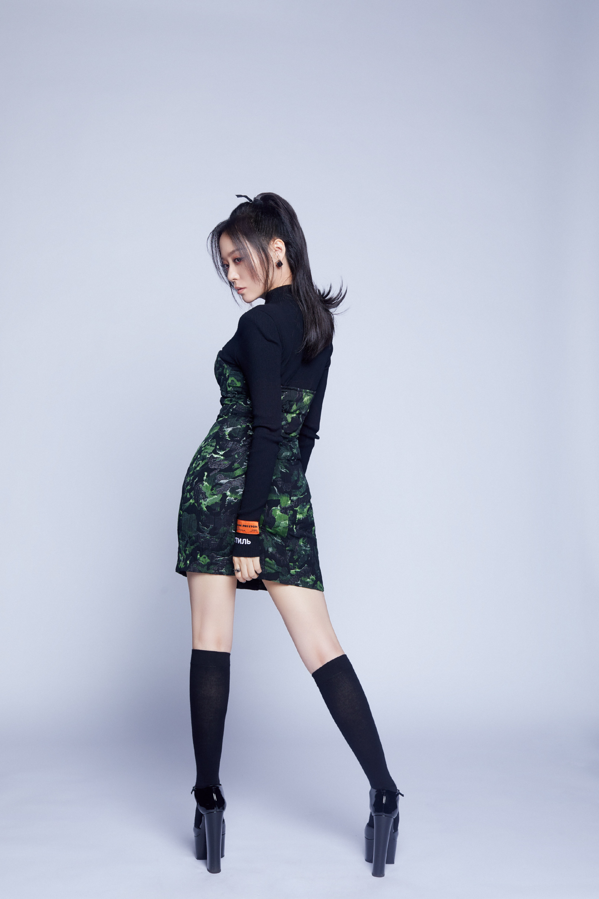 张靓颖真放开了!一袭黑裙大秀优越曲线,直播霸气回怼黑粉太硬核