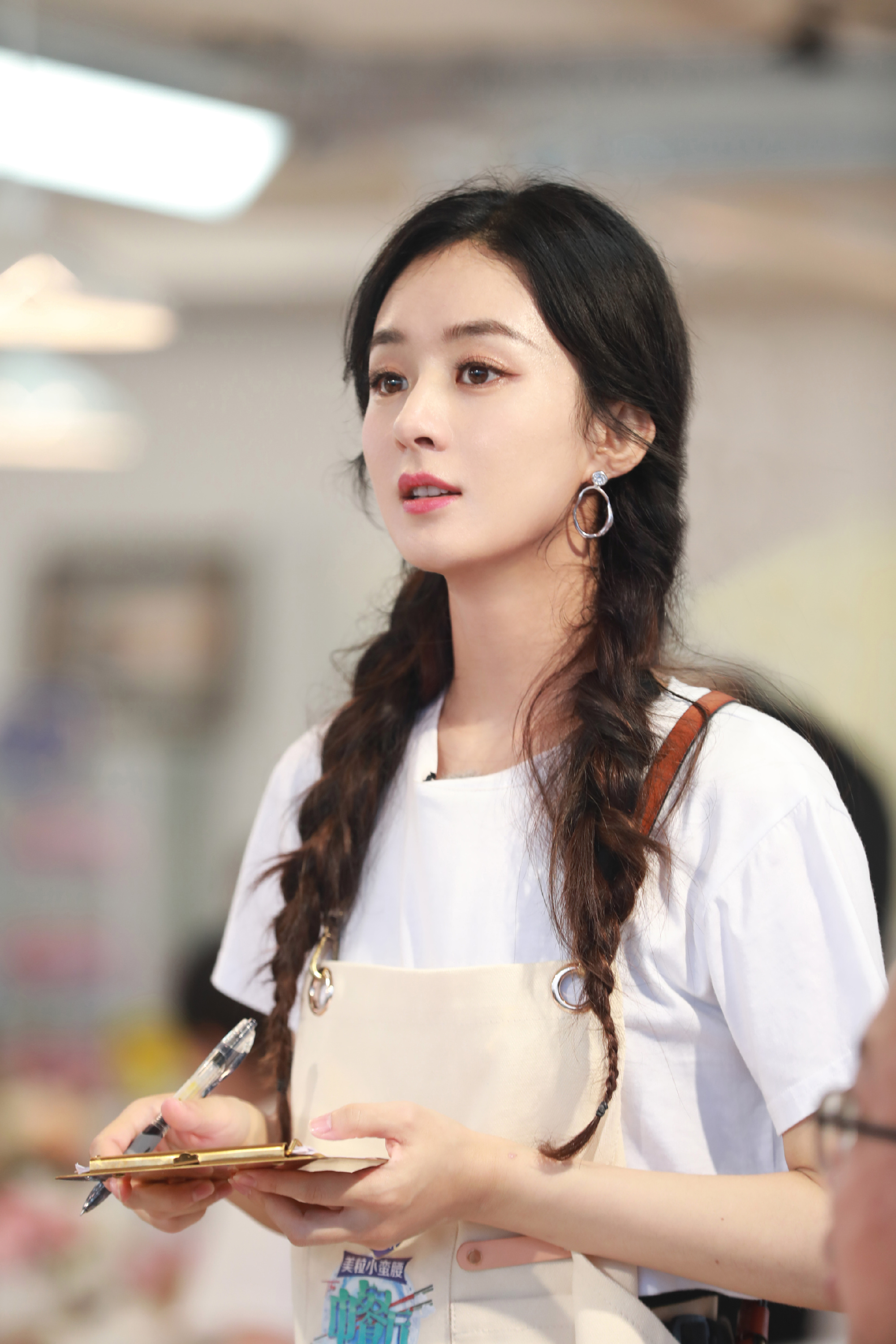 赵丽颖带娃好温柔一袭少女装扮嫩回20岁可惜败在头发毛躁上