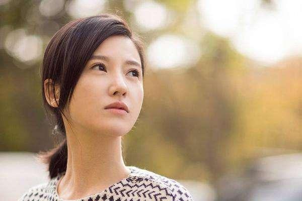 杨子姗节目失控重度洁癖给工作人员喷消毒液情绪崩溃蹲角落哭