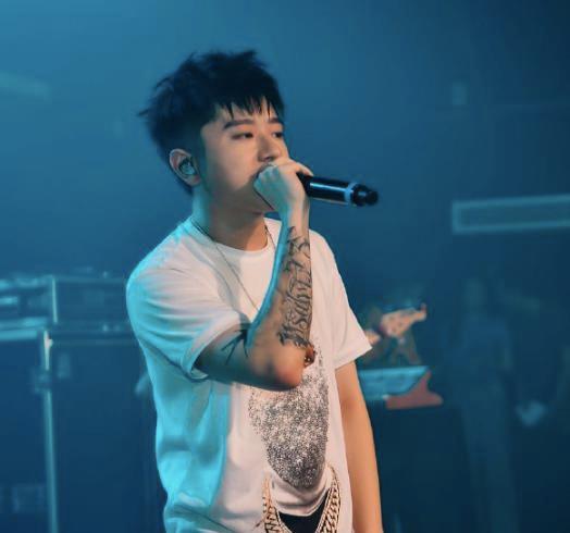 王以太晒婚纱照官宣结婚!妻子身材姣好样貌不俗,圈内好友齐祝福