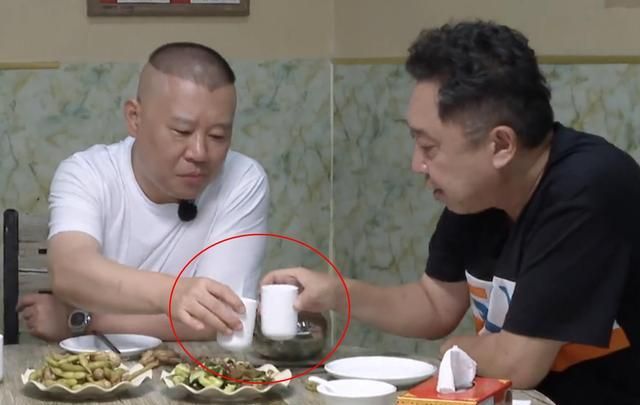 郭德纲和于谦合作多年,到底谁地位更高?饭桌上的细节暴露无遗