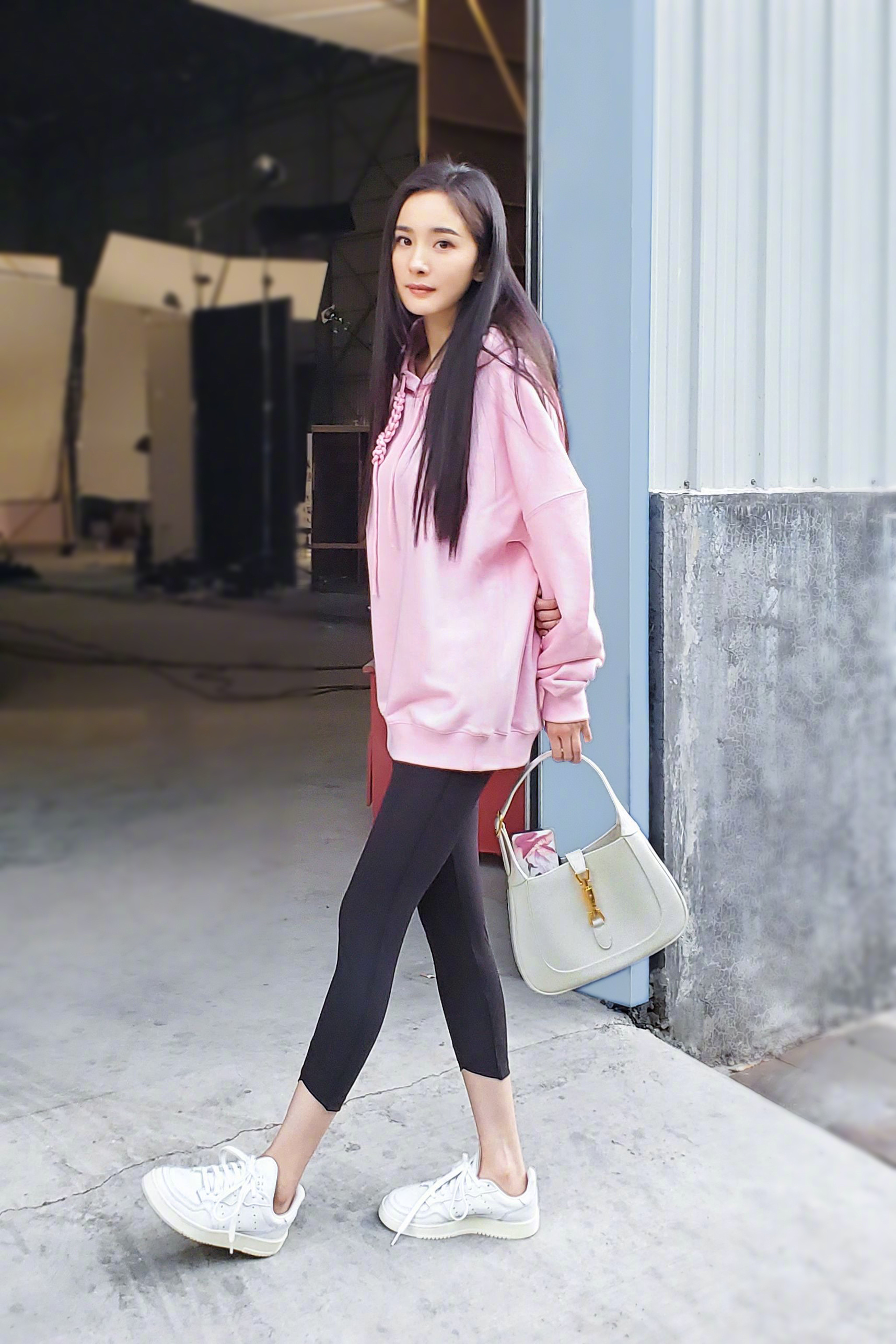 34岁杨幂真凹出少女感!一袭蓝色毛衣太清爽,嘟嘴比耶哪像辣妈