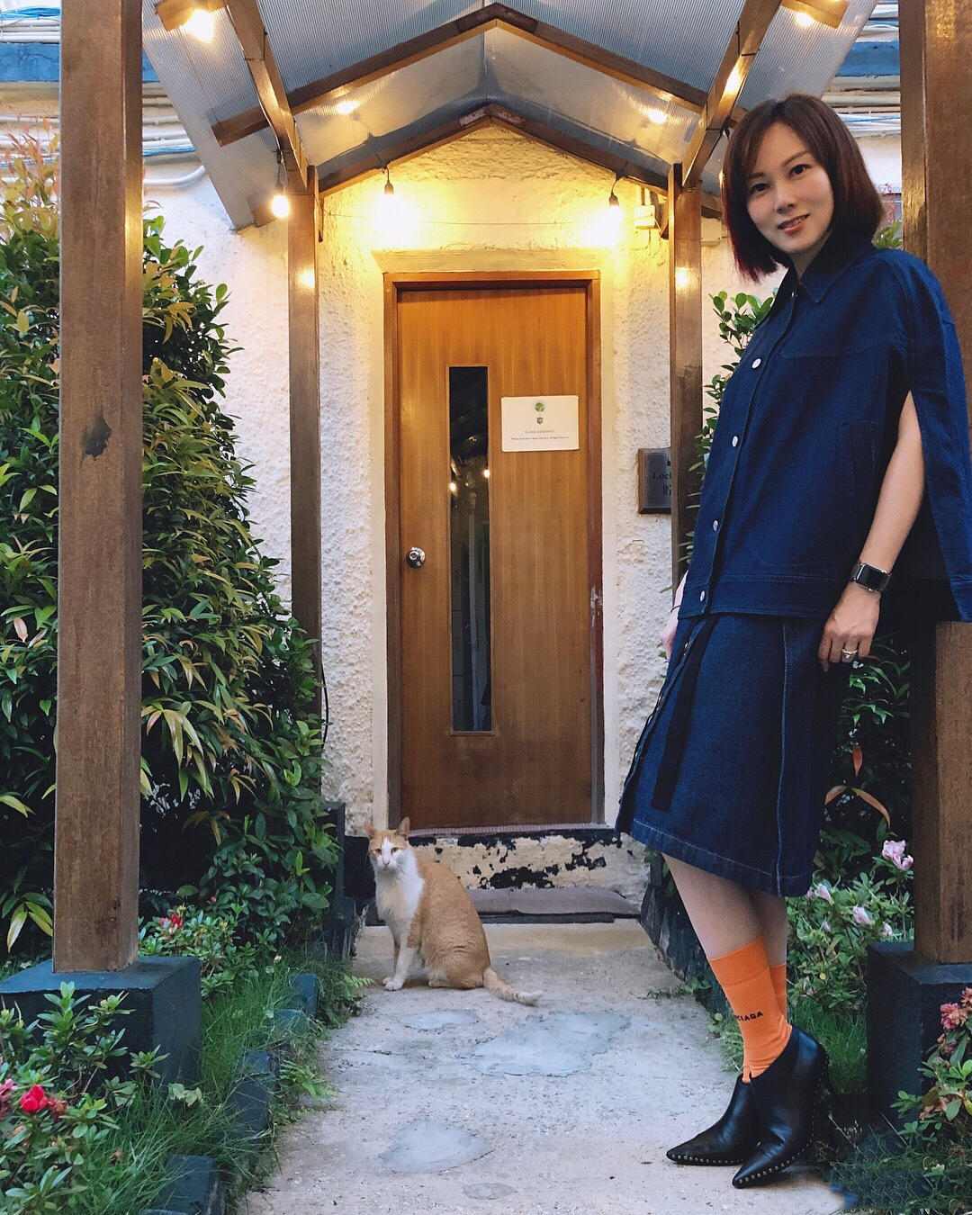 孙耀威的老婆陈美诗也是时髦精,穿牛仔套裙配橘色袜子,减龄洋气