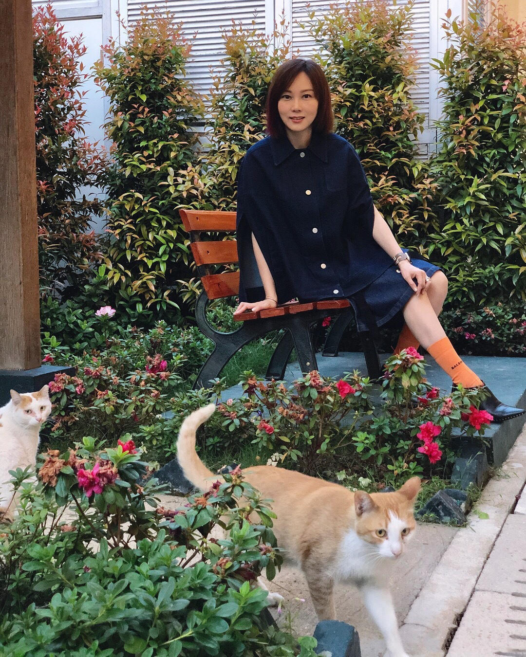 孙耀威的老婆陈美诗也是时髦精,穿牛仔套裙配橘色袜子,减龄洋气