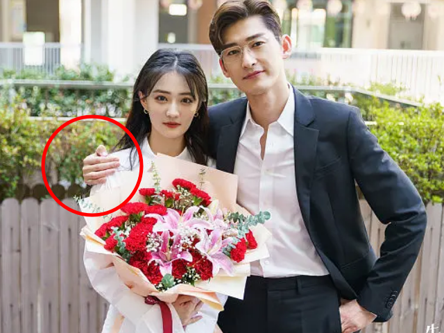 先生们请立正剧照来袭徐璐张翰合照引热议网友有情况