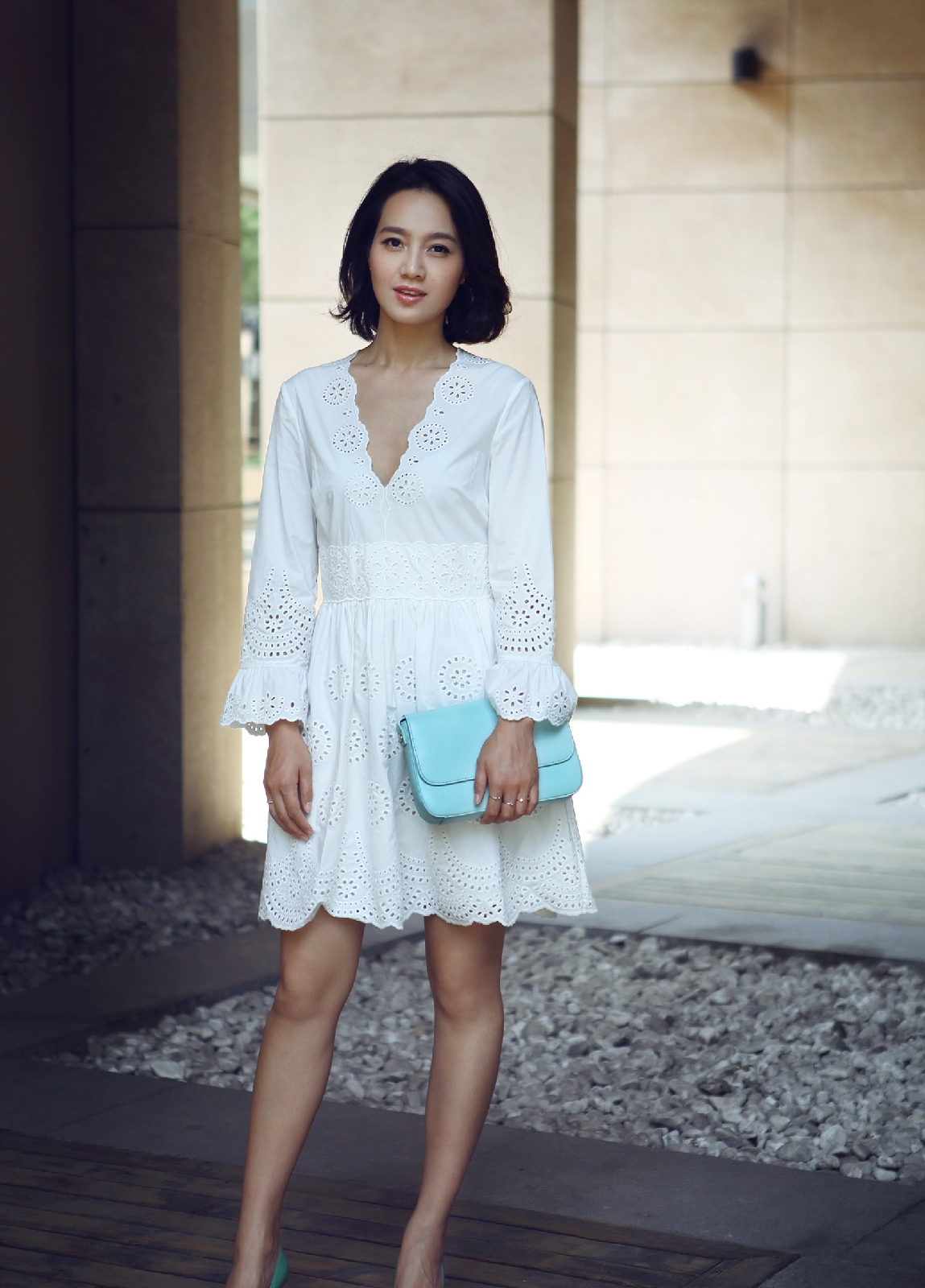 这身材是真实的吗?朱丹穿灰色宽松裙遮孕肚,39岁状态依旧在线