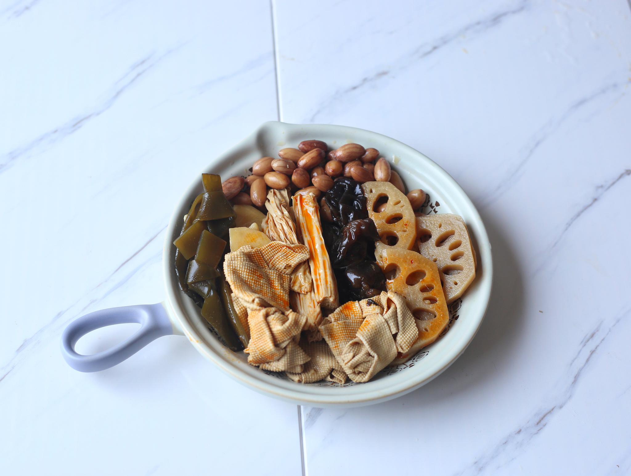 这道菜是提前做好的卤素菜,天热不想吃大鱼大肉,冬天的卤猪蹄卤鸡腿也