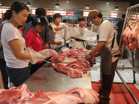 买猪肉时,看到猪肉不停渗血水,怎么回事?猫腻多,别上当了