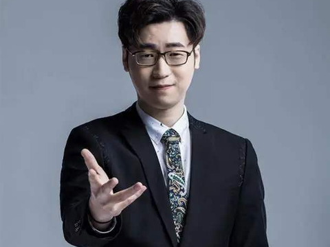 解说席上的LPL之王多多篇:一位游走在LOL的诗词机器|王多多|春季赛|常规赛_新浪新闻