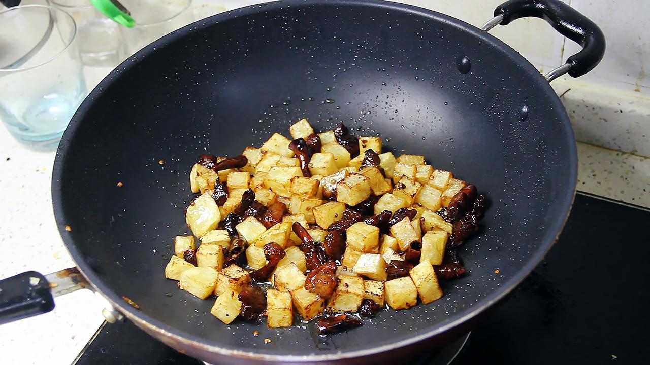 土豆别光炒着吃,教你特别的做法,简单快手又下饭|土豆|酒糟|猪肉_新浪