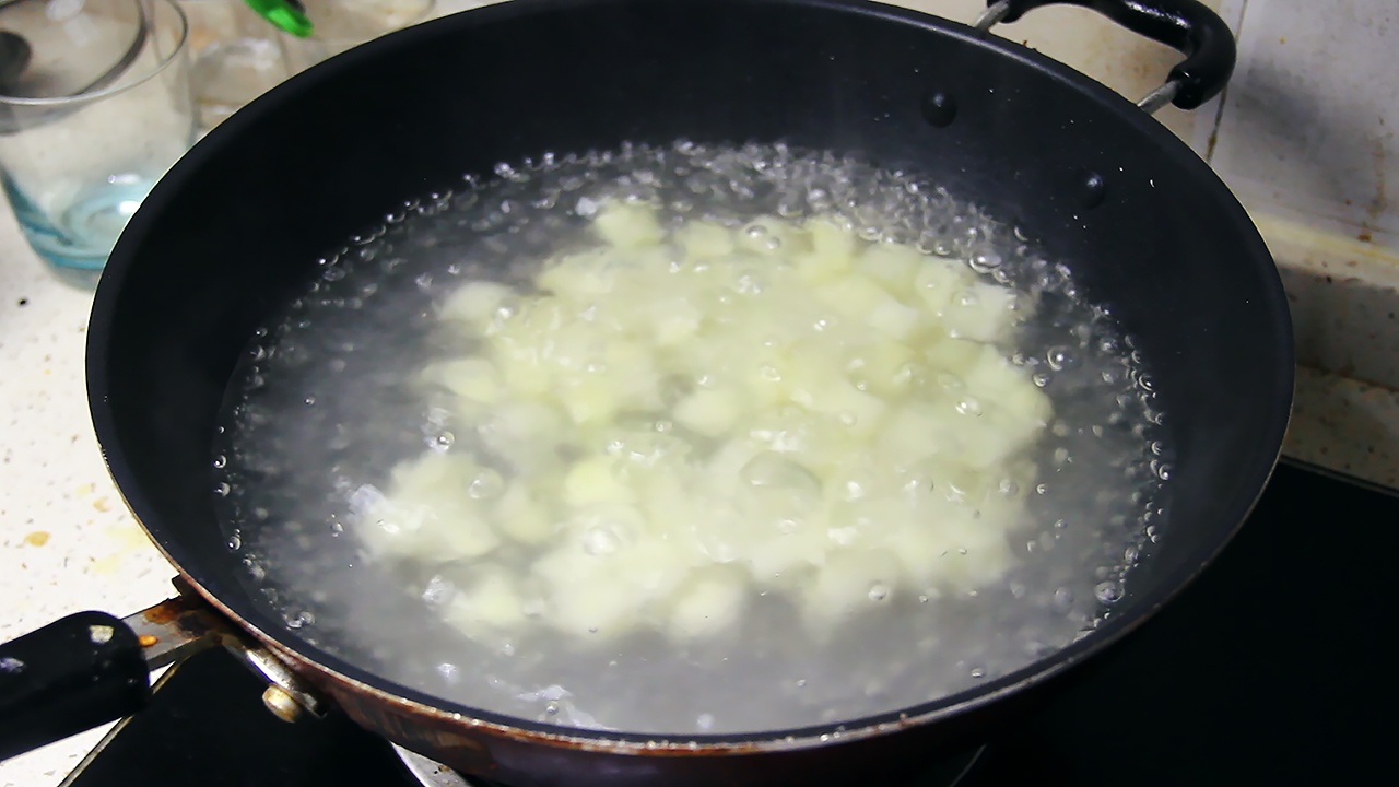 土豆别光炒着吃,教你特别的做法,简单快手又下饭|土豆|酒糟|猪肉_新浪