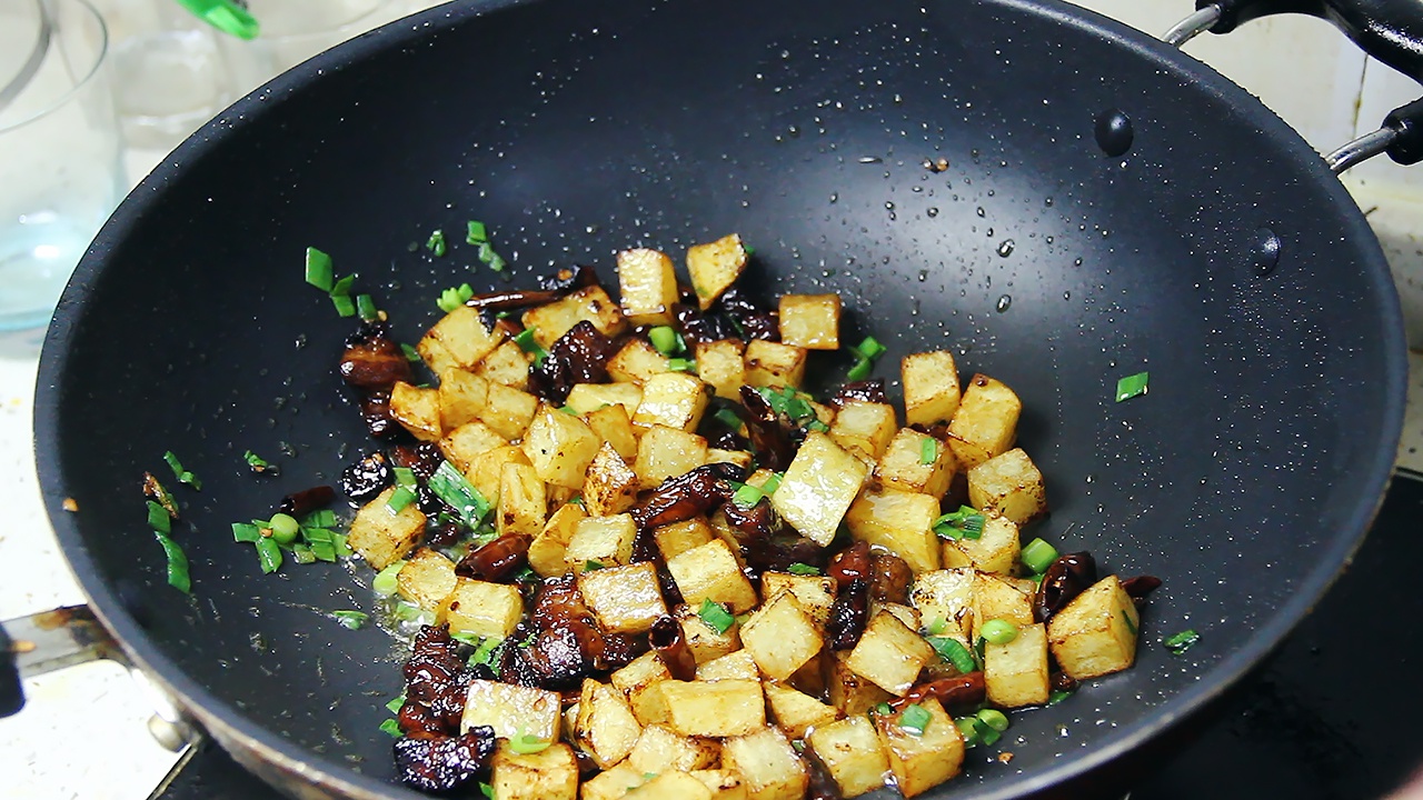 土豆别光炒着吃,教你特别的做法,简单快手又下饭|土豆|酒糟|猪肉_新浪