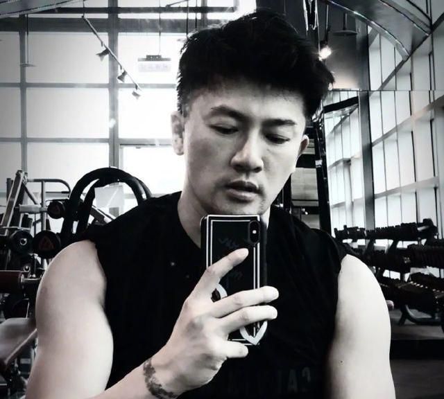 47岁的苏有朋至今未婚,不仅脸蛋不显老,肌肉照更能秒杀小鲜肉!