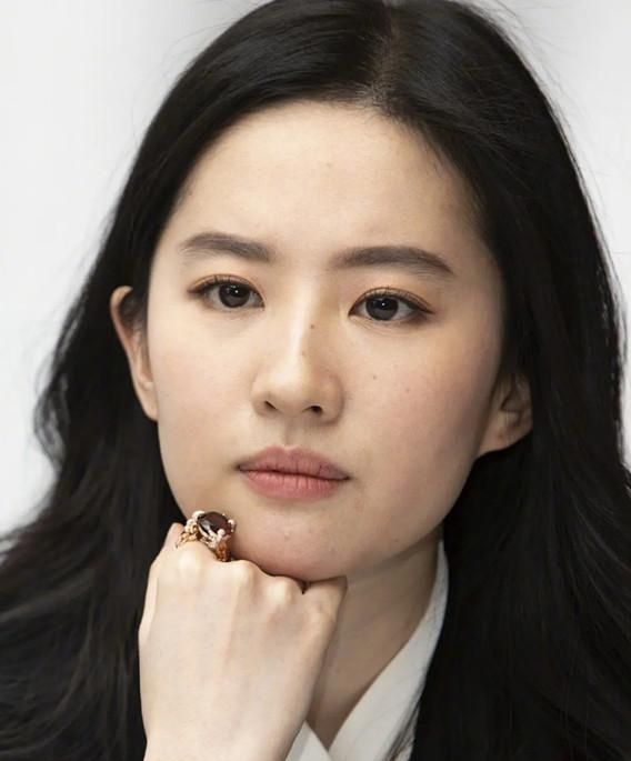 刘亦菲搭配西装像"大妈"脸上有斑牙齿发黄