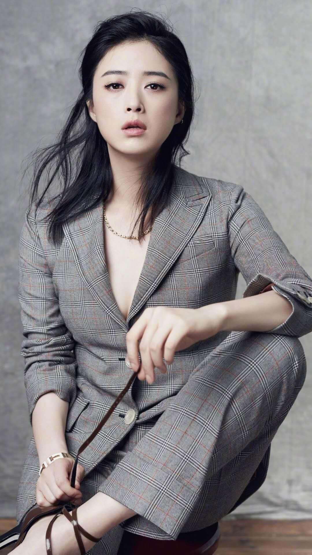 低领的设计彰显蒋欣优美的天鹅颈,以及傲人的身材,十足性感!