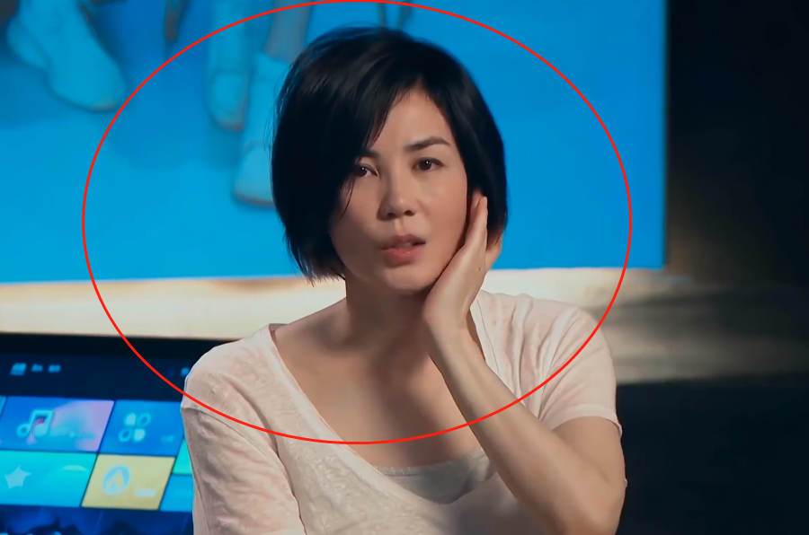 王菲在ktv开直播,离开了精修ps,这状态确定有51岁?