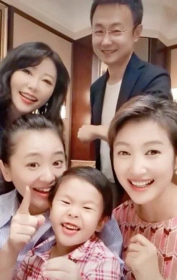 春妮刚强夫妻同框!陪老婆聚会风格大变,笨拙跳舞不如老婆