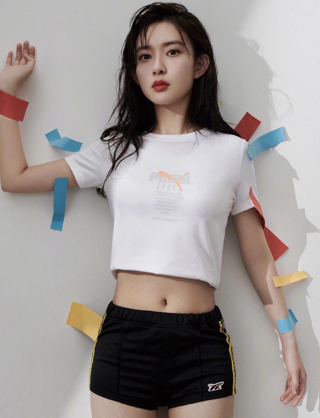 李思思连去做运动都要凹造型,穿粉色上衣配运动裤,身材太窈窕