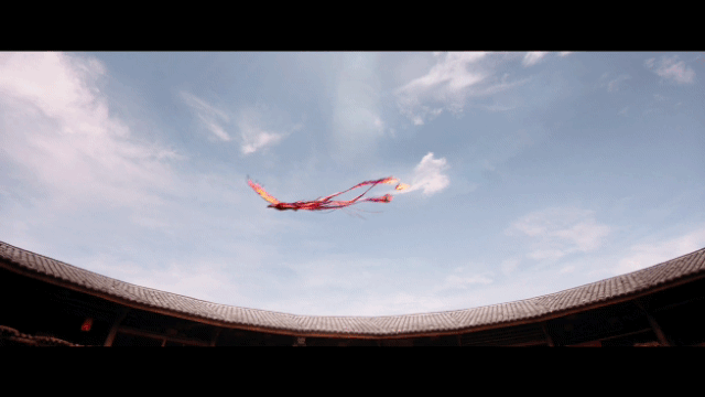 最后花木兰和boss对决的时候,背后还出现了凤凰翅膀,极像维秘广告.