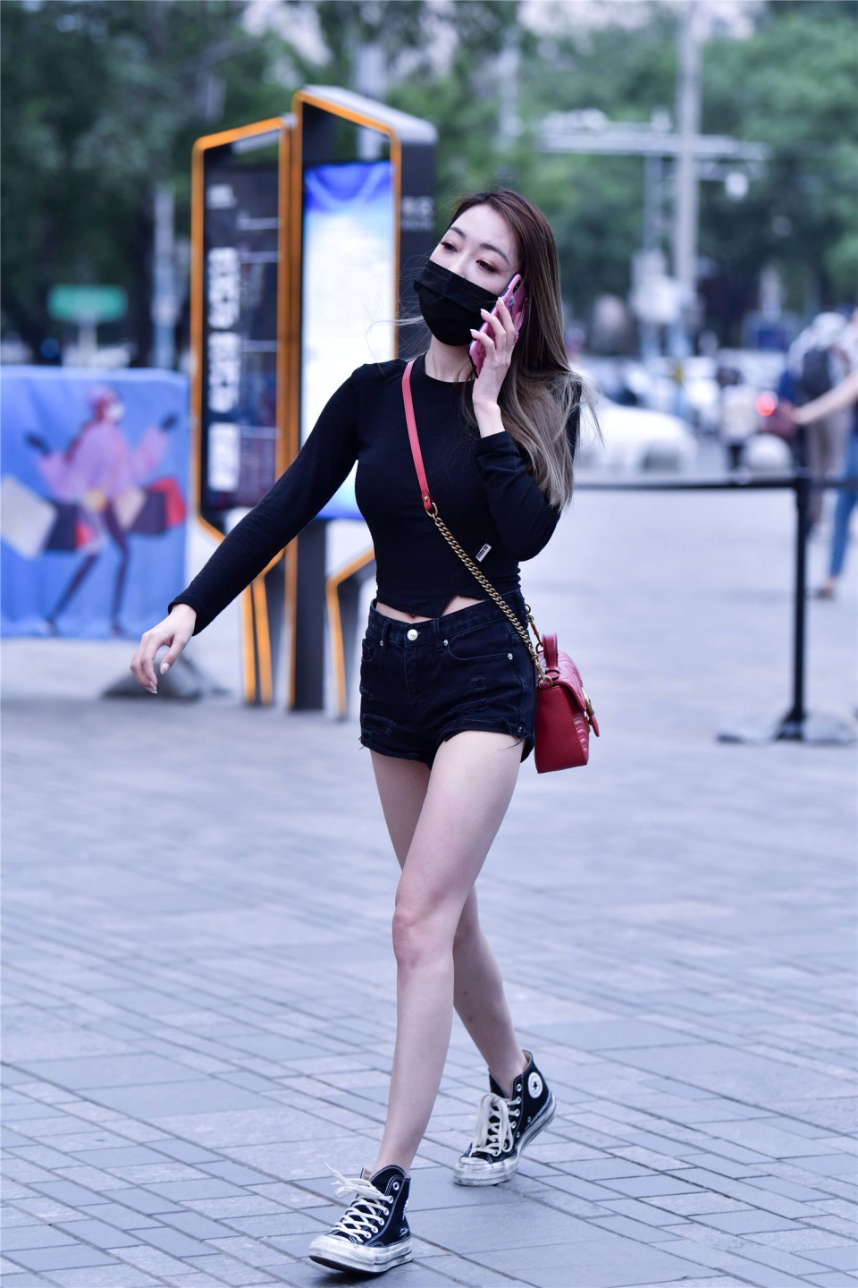 秀气的女生不要穿高跟鞋了可以选择一双帆布鞋好穿还时尚