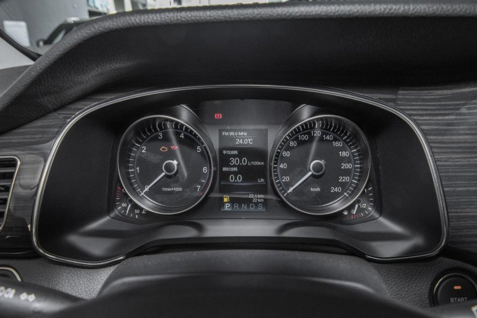 红旗h7采用四幅式多功能方向盘,造型较为古典,采用真皮材质包裹,握感