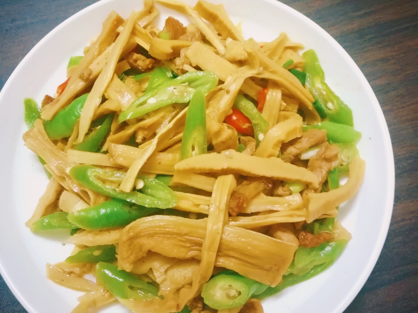 辣椒笋干炒肉,做法简单,肉质鲜嫩又美味,妥妥的下饭菜