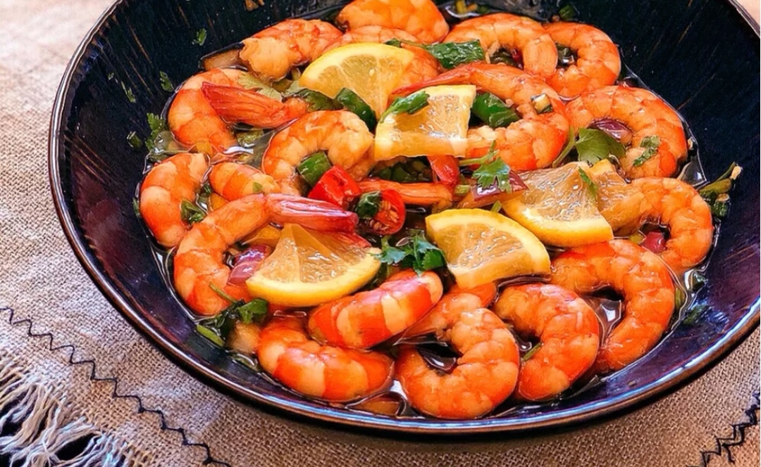 鲜爽嫩滑的酸辣凉拌虾,非常的酸辣开胃好吃,吃起来也不容易长胖
