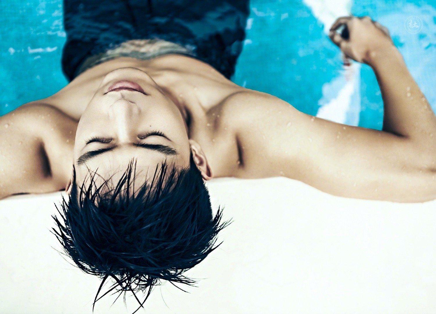 李现ins更新一则快瘦没了这个腹肌帅哥就应该多多深夜营业