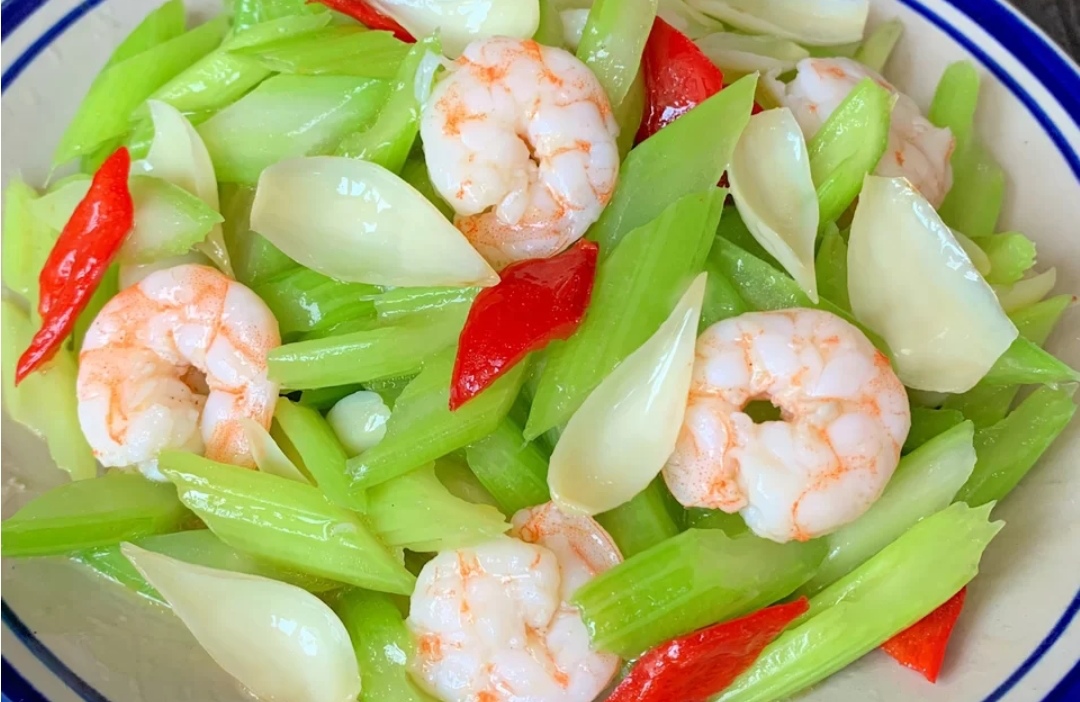 清爽而不失鲜美的西芹百合炒虾仁就做好啦,虾仁的清香,百合的香甜再配