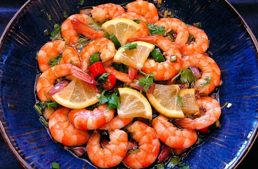 鲜爽嫩滑的酸辣凉拌虾,非常的酸辣开胃好吃,吃起来也不容易长胖