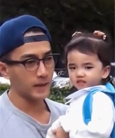 时隔6年,杨幂女儿小糯米正脸罕见曝光,五官长开和妈妈很像