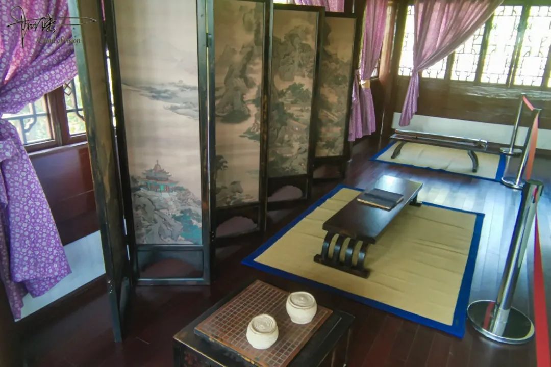 另一侧的书房中规中矩,书桌上的文房四宝及琴案屏风,一看就是大户人家