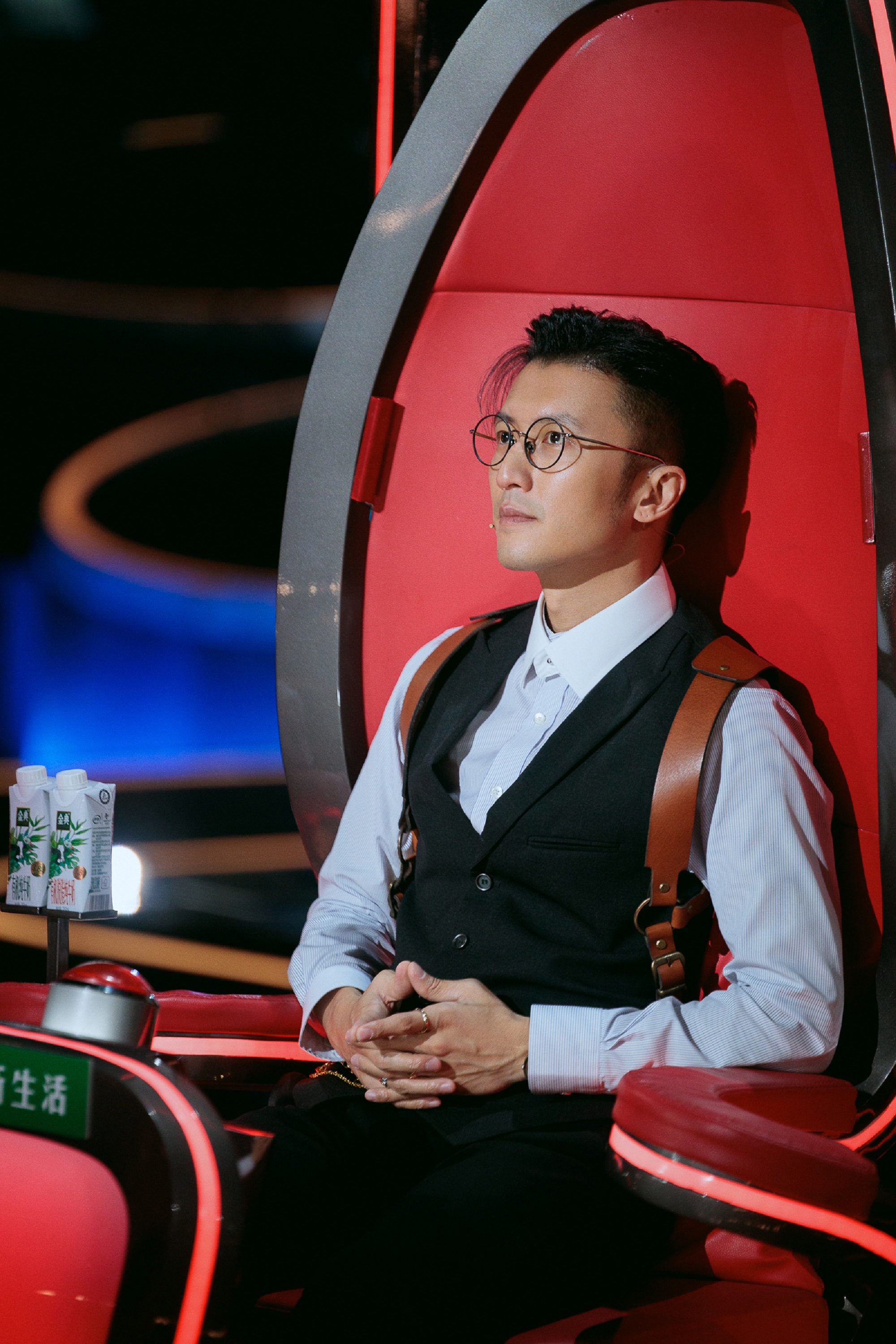 谢霆锋《中国好声音》趣味互动李荣浩,认真抢人获好评