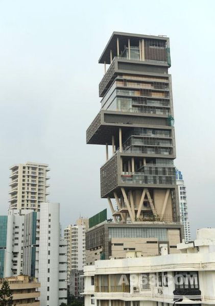 印度的首富穆克什就居住在孟买,他在孟买市中心有一套属于自己的高楼