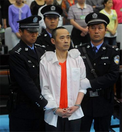 他身价四百亿,汶川地震豪捐5000万,被捕时家中搜出一个排的武器|刘汉